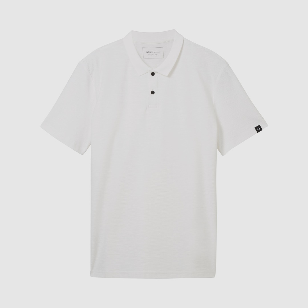 Ein weißes Polohemd mit kurzem Arm und drei Knöpfen.
