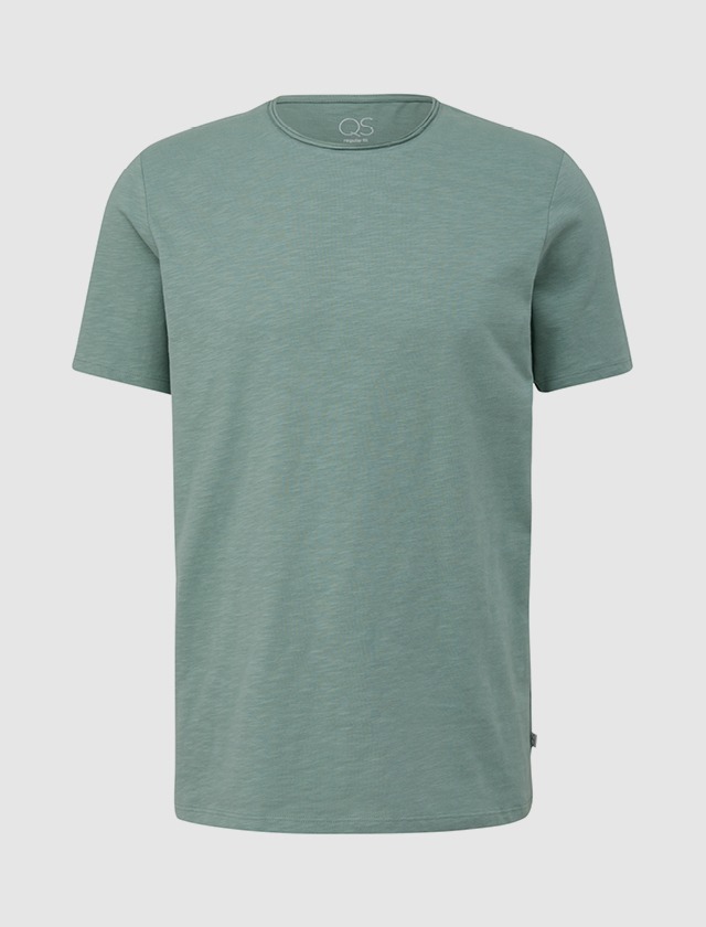 Ein grünes T-Shirt mit kurzen Ärmeln.