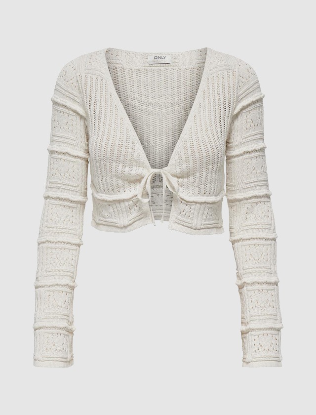 Ein kurzer, weißer Strickpullover mit V-Ausschnitt und langen Ärmeln, der vorne mit einem Bindeband verziert ist.