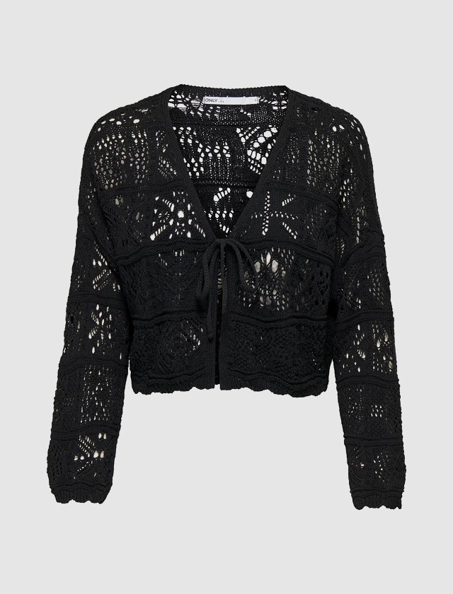 Ein schwarzer, kurz geschnittener Strickpullover mit einem offeneren Muster und einem Kordelzug vorne.
