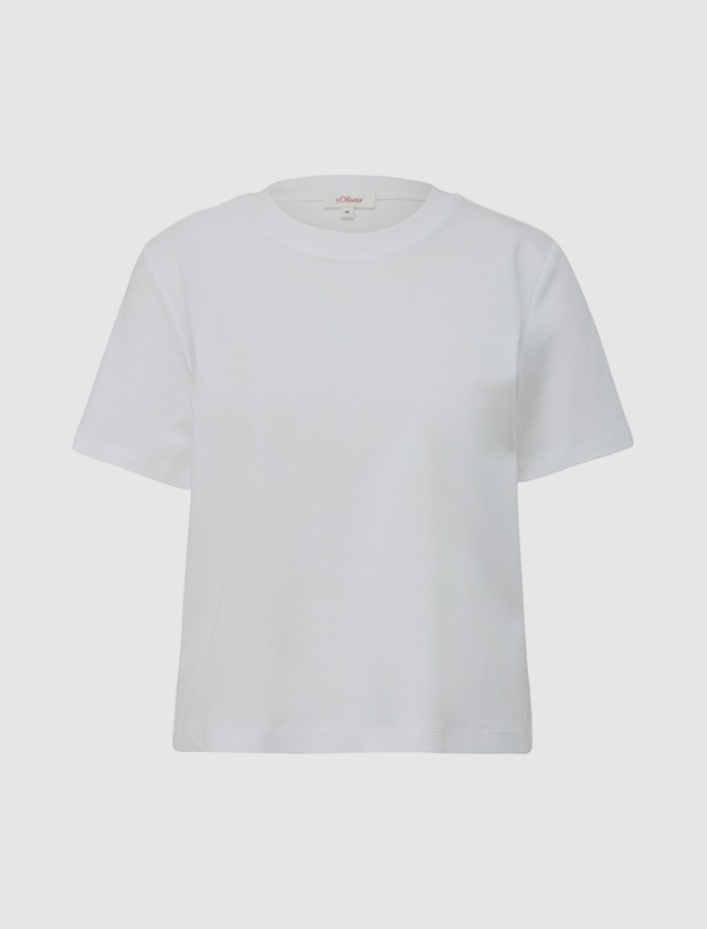 Ein weißes T-Shirt mit kurzen Ärmeln.