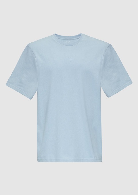 Ein hellblaues T-Shirt mit kurzen Ärmeln.