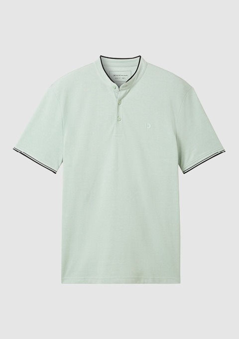 Ein mintgrünes, kurzärmeliges Poloshirt mit einem Knopfverschluss und schwarzen Akzenten an den Ärmeln.