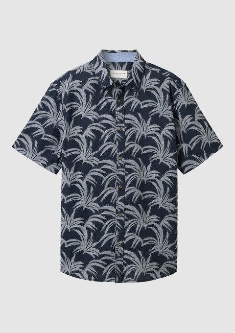 Ein kurzes navyblaues Hemd mit Palmenmuster.