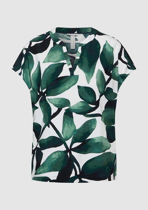 Ein T-Shirt mit grünem Blattmuster auf weißem Hintergrund.