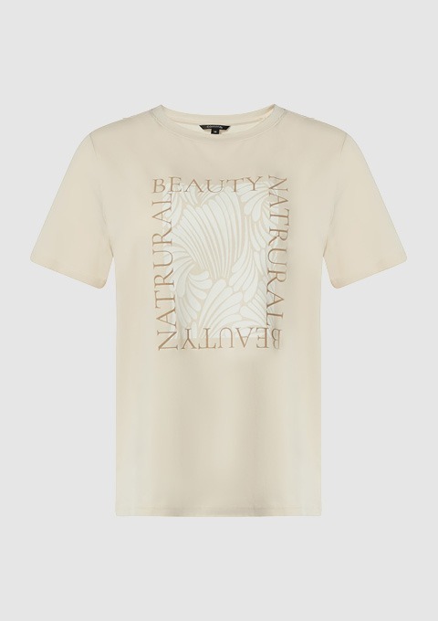 Ein beiges T-Shirt mit einem grafischen Muster und dem Text "BEAUTY" und "NATURAL" in verschiedenen Schriftarten.