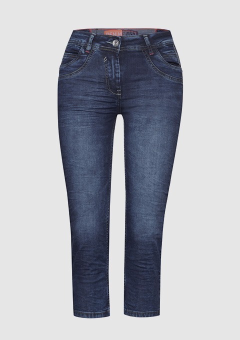 Dunkelblaue Jeans mit 3/4-Länge.