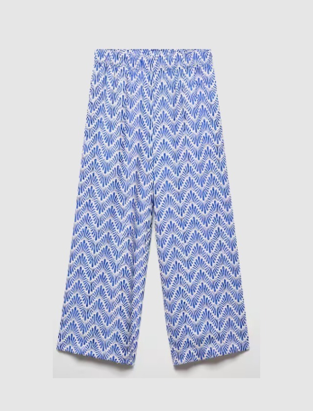 Bunte, gemusterte Hosen mit einem geometrischen Design in Blau und Weiß.