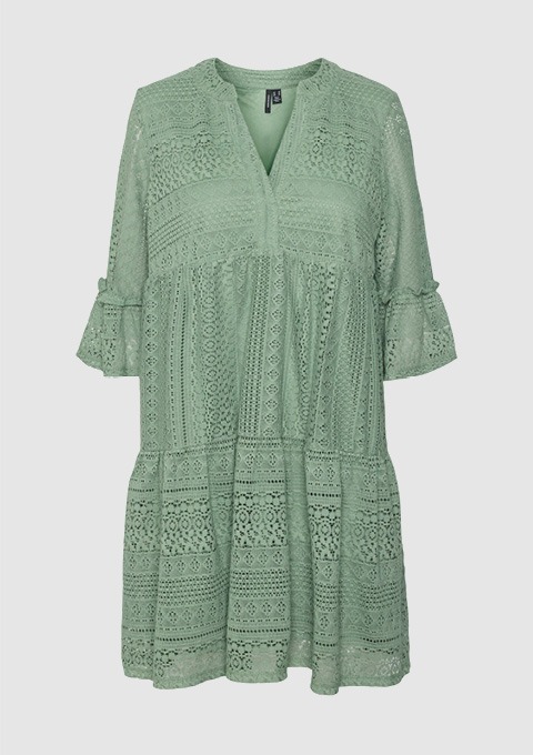 Ein hellgrünes Kleid mit Spitzenmuster und Rüschendetails an den Ärmeln.