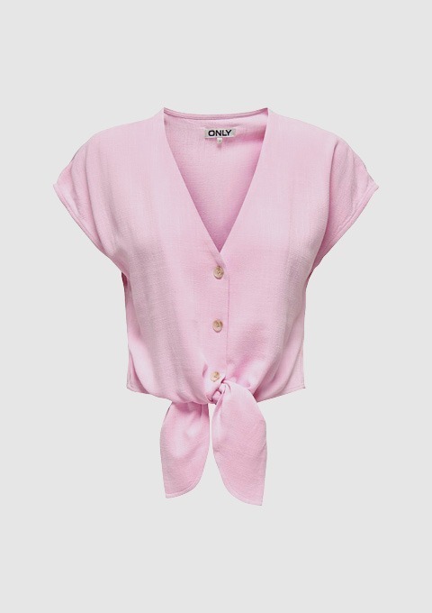 Eine rosa Bluse mit V-Ausschnitt, Knöpfen und einer Schleife am Saum.