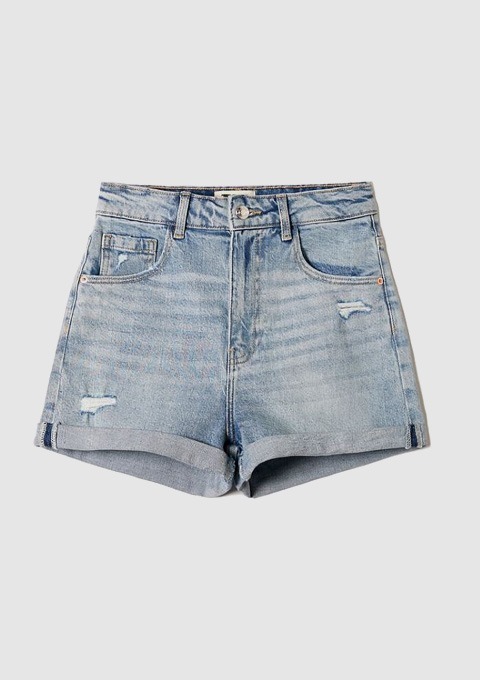 Eine blaue Jeansshorts mit abgeriebener Optik und umgeschlagenen Säumen.