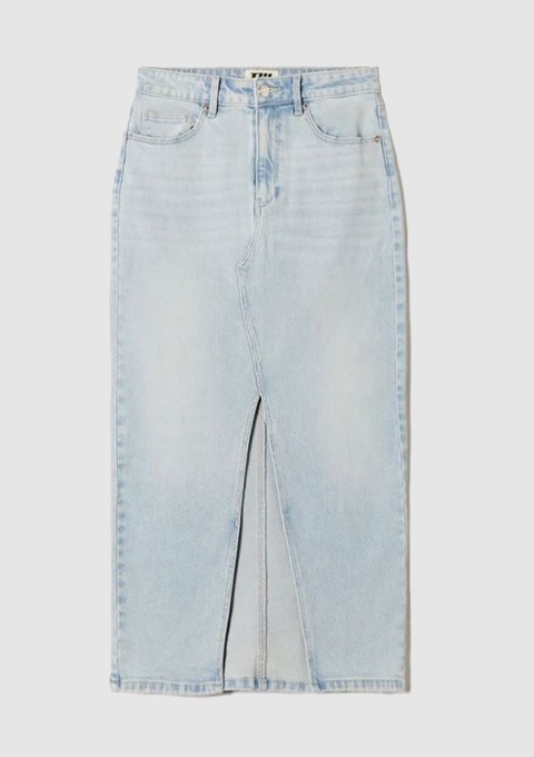 Eine hellblaue Jeansmidirock mit Schlitz vorne.
