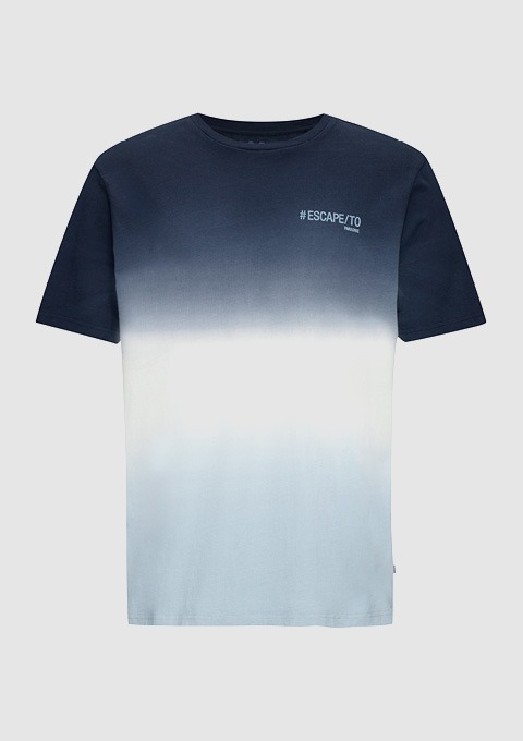Ein T-Shirt mit ombre Farbverlauf von Dunkelblau zu Hellblau und dem Schriftzug "#ESCAPE/TO".