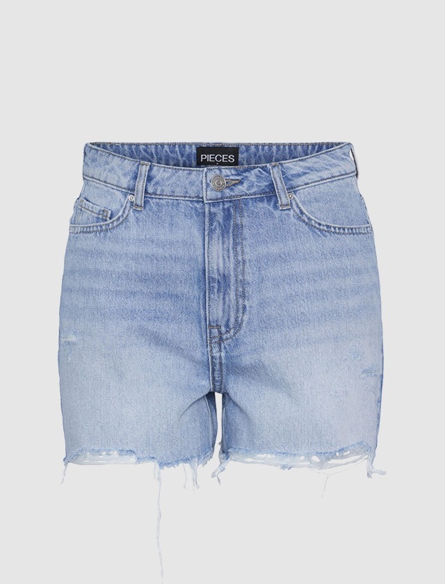 Blaue Denim-Shorts mit fransigem Saum. Blaue Denim-Shorts mit fransigem Saum.