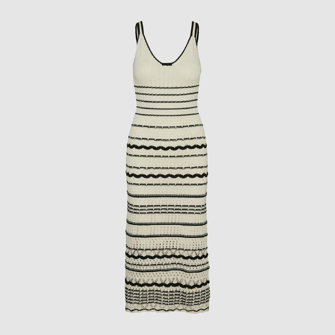 Ein ärmelloses Strickkleid mit schwarzen und weißen Streifen. Ein ärmelloses Strickkleid mit schwarzen und weißen Streifen.