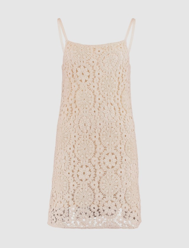 Ein luftiges, cremefarbenes Kleid mit Spitze und dünnen Trägern. Ein luftiges, cremefarbenes Kleid mit Spitze und dünnen Trägern.