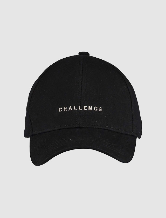 Eine schwarze Kappe mit dem Wort „CHALLENGE“ auf der Vorderseite. Eine schwarze Kappe mit dem Wort "CHALLENGE" auf der Vorderseite.