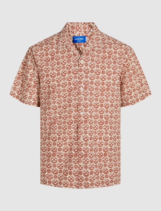 Ein kurzärmeliges Hemd mit einem geometrischen Muster in Rot- und Beige-Tönen. Ein kurzärmeliges Hemd mit einem geometrischen Muster in Rot- und Beige-Tönen.