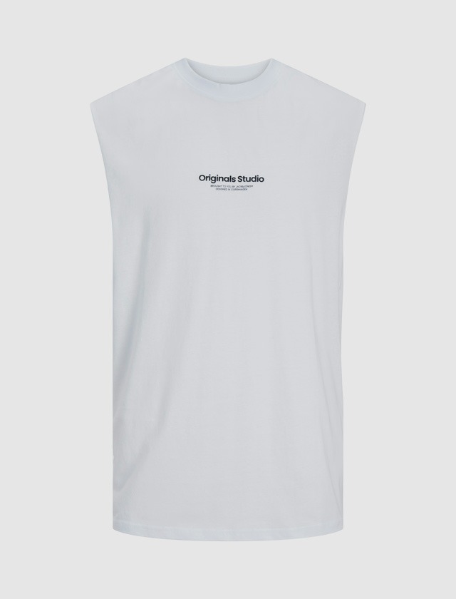 Ein ärmelloses, weißes T-Shirt mit dem Schriftzug „Originals Studio“. Ein ärmelloses, weißes T-Shirt mit dem Schriftzug "Originals Studio".