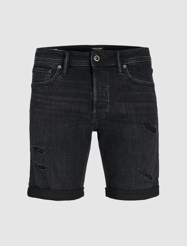 Schwarze Denim-Shorts mit Rissen und umgeschlagenem Saum. Schwarze Denim-Shorts mit Rissen und umgeschlagenem Saum.