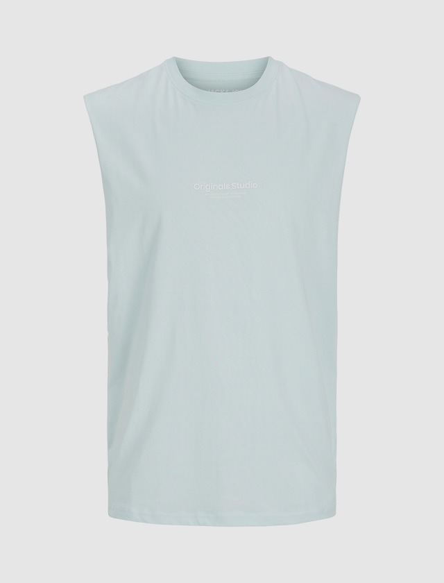 Ein hellblaues ärmelloses T-Shirt mit dem Aufdruck „Originals Studio“. Ein hellblaues ärmelloses T-Shirt mit dem Aufdruck "Originals Studio".