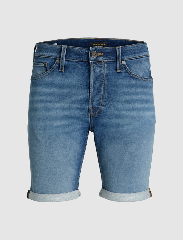 Eine kurze, hellblaue Jeanshose mit umgeschlagenen Säumen. Eine kurze, hellblaue Jeanshose mit umgeschlagenen Säumen.