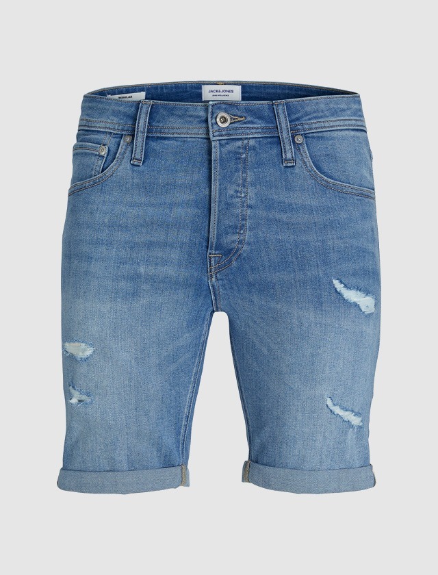 Eine helle, verwaschene Jeansshorts mit ausgefransten Stellen und umgeschlagenem Saum. Eine helle, verwaschene Jeansshorts mit ausgefransten Stellen und umgeschlagenem Saum.