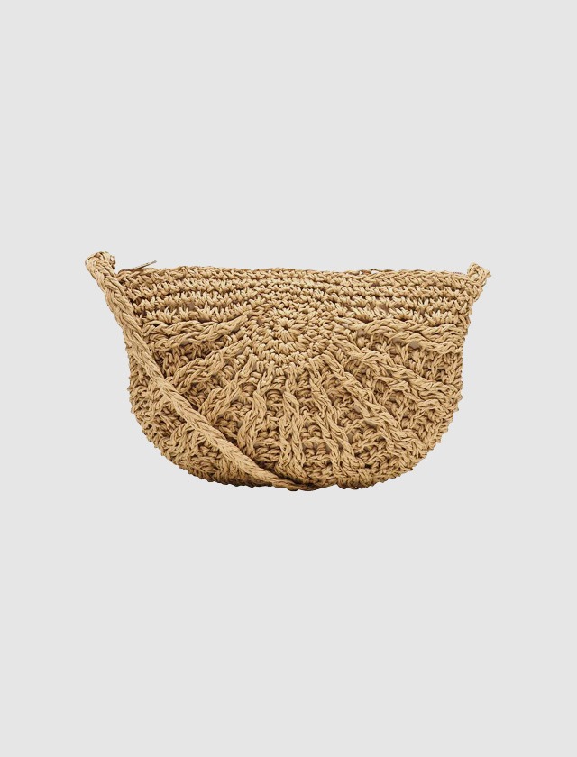 Eine handgefertigte, geflochtene Tasche aus Naturmaterial in ovaler Form. Eine geflochtene Tasche aus Naturmaterial in ovaler Form.
