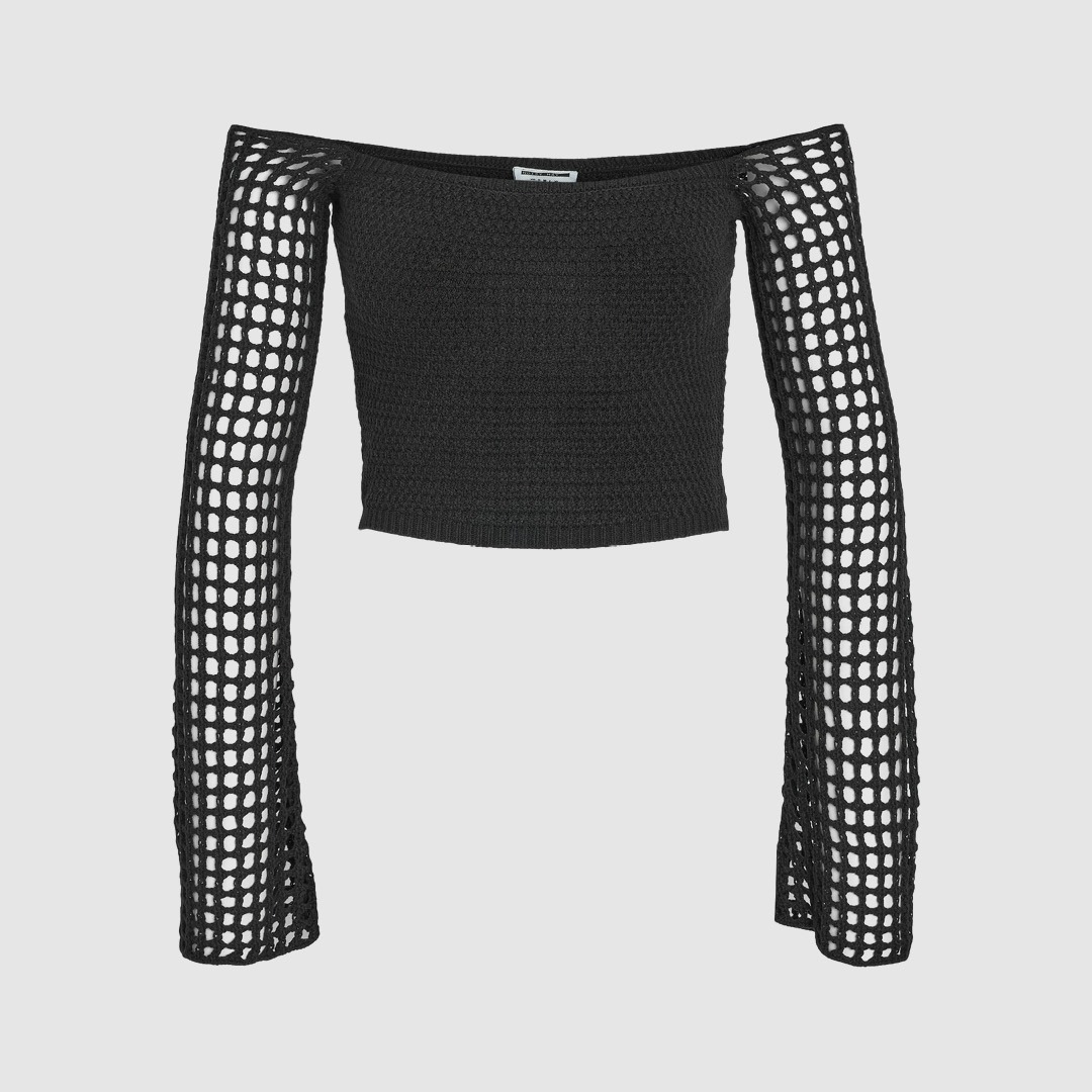 Ein schwarzes Oberteil mit langen, Netzärmeln und einem schlichten Design. Ein schwarzes Oberteil mit langen, Netzärmeln und einem schlichten Design.