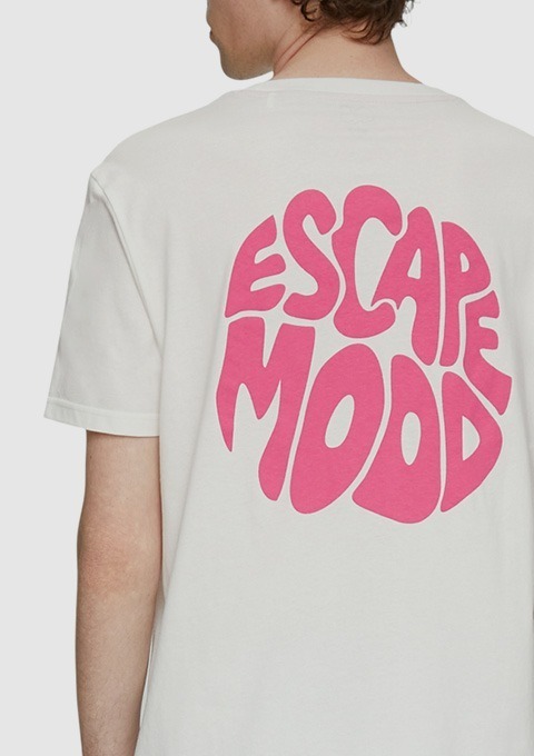 Ein weißes T-Shirt mit dem Aufdruck „ESCAPE MOOD“ in pink. Ein weißes T-Shirt mit dem Aufdruck "ESCAPE MOOD" in pink.