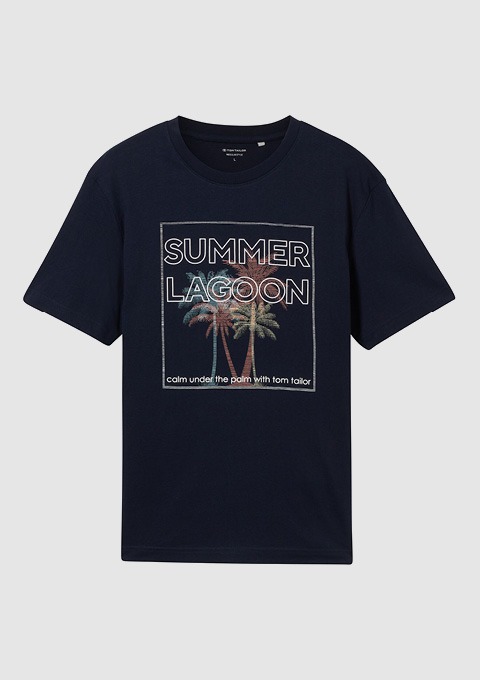 Ein schwarzes T-Shirt mit dem Aufdruck „SUMMER LAGOON“ und zwei Palmen. Ein schwarzes T-Shirt mit dem Aufdruck "SUMMER LAGOON" und zwei Palmen.