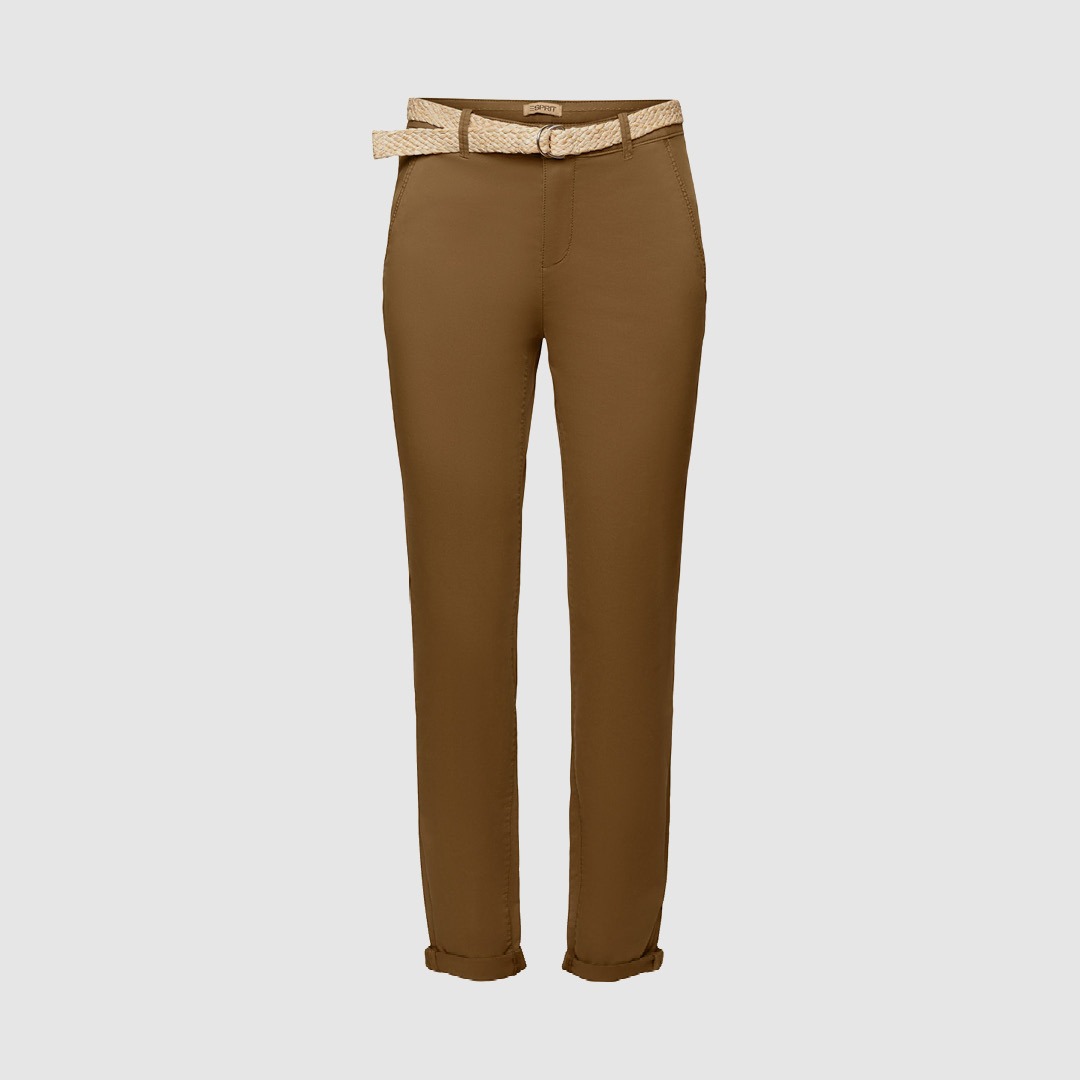 Beige Hose mit einem geflochtenen Gürtel. Beige Hose mit einem geflochtenen Gürtel.