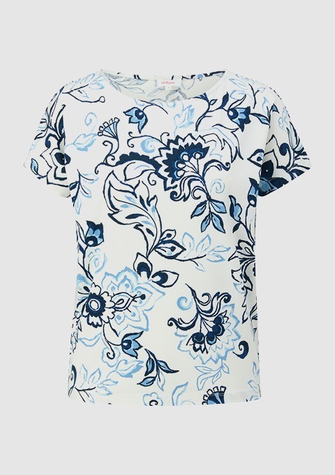 Ein blumiges T-Shirt mit blau-weißen Mustern. Ein blumiges T-Shirt mit blau-weißen Mustern.