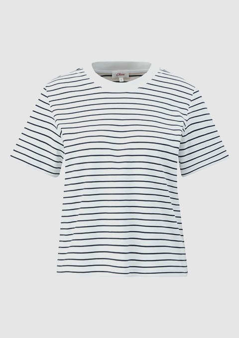 T-Shirt mit horizontalen Streifen in Weiß und Blau. T-Shirt mit horizontalen Streifen in Weiß und Blau.