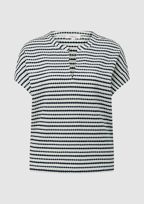 Gemusterte Bluse mit Streifen in Blau- und Weißtönen. Gemusterte Bluse mit Streifen in Blau- und Weißtönen.