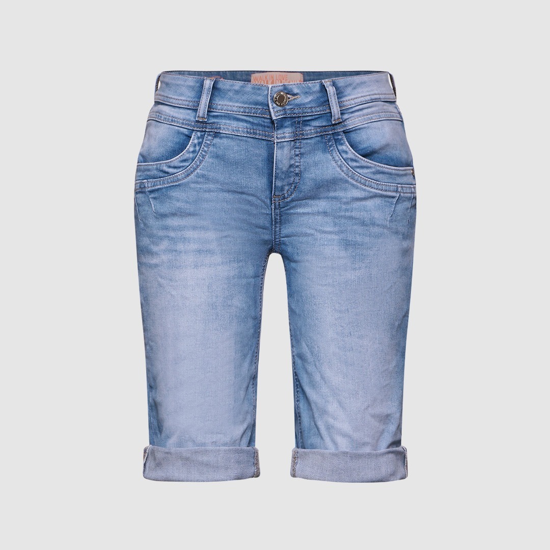 Eine blaue Jeansshorts mit umgeschlagenem Saum. Eine blaue Jeansshorts mit umgeschlagenem Saum.