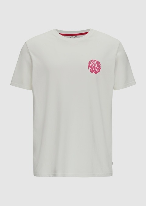 Ein weißes T-Shirt mit einem pinken Aufdruck „ESCAPE MODE“ auf der linken Brustseite. Ein weißes T-Shirt mit einem pinken Aufdruck "ESCAPE MODE" auf der linken Brustseite.