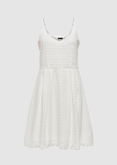 Ein weißes Kleid mit dünnen Trägern und einem lockeren Schnitt.