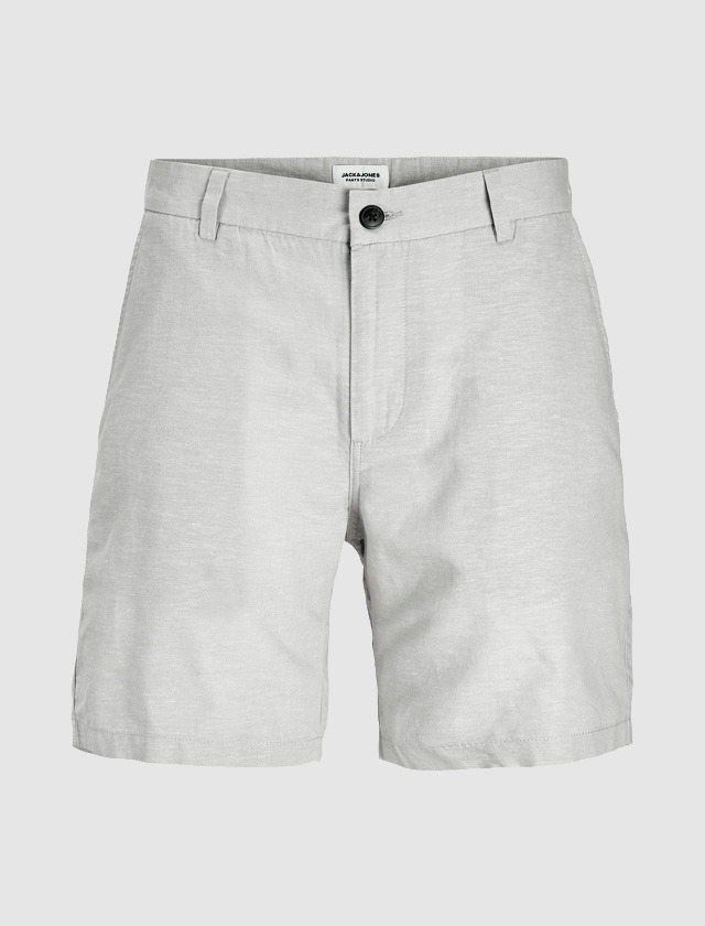 Beige Shorts mit Knopfverschluss.