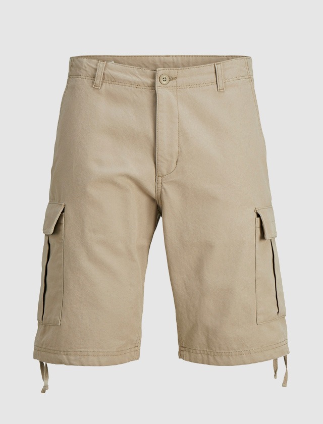 Beige Cargo-Shorts mit Taschen an den Seiten.