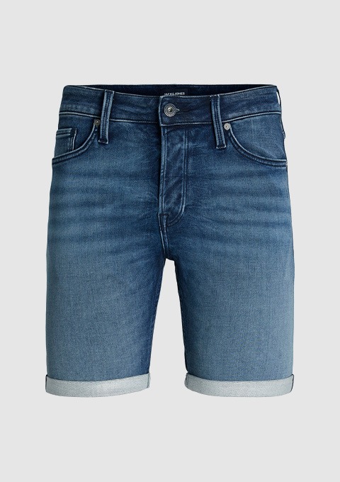 Jeansshorts in dunkelblau mit umgeschlagenem Saum.