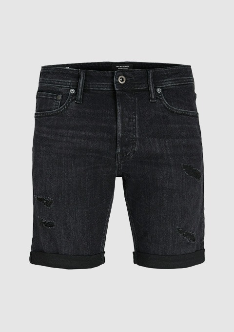 Schwarze Jeansshorts mit rissigen Stellen und umgeschlagenem Saum.
