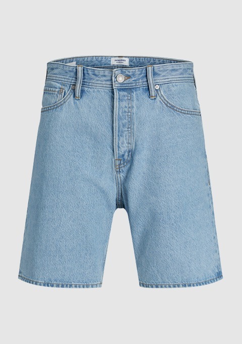 Eine hellblaue Jeansshorts.