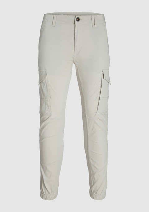 Beige Cargo-Hosen mit seitlichen Taschen.