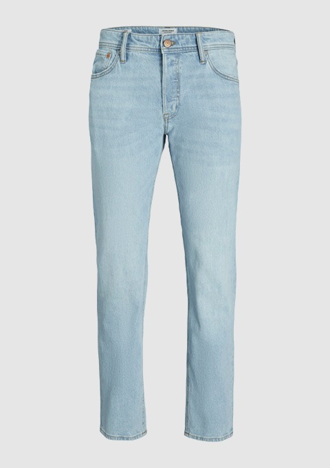 Eine helle Jeanshose für Herren.