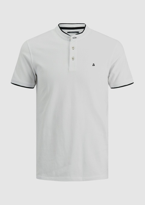 Ein weißes Poloshirt mit Knopfleiste und schwarzem Kragen.