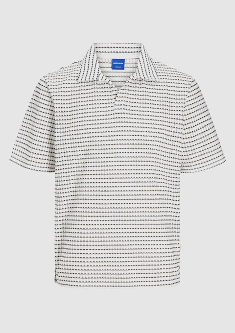 Ein kurzärmeliges Polohemd mit schwarz-weißen Streifen.