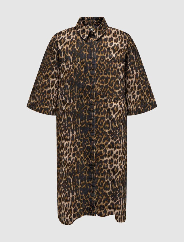 Ein leopardgemustertes Hemdkleid mit kurzen Ärmeln.