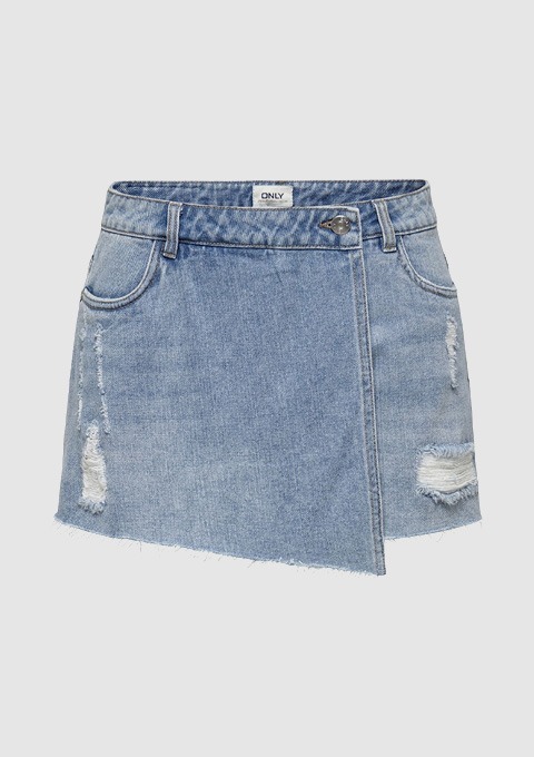 Ein blauer Jeansrock mit Fransen und Rissen.