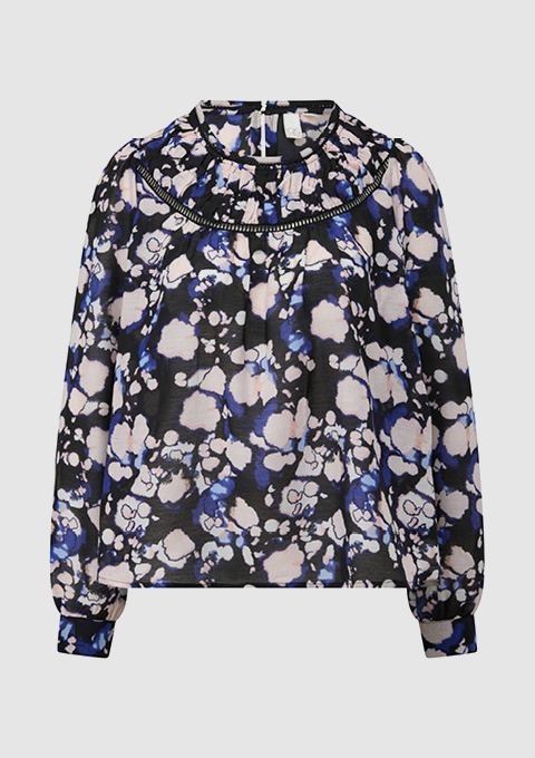 Eine blumige Bluse mit Rüschendetails und langen Ärmeln in Schwarz, Blau und Rosa. Eine blumige Bluse mit Rüschendetails und langen Ärmeln in Schwarz, Blau und Rosa.